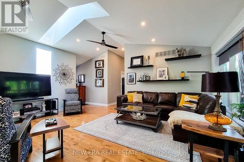 358 Old Guelph Road, Hamilton (Dundas), ON - Indoor Photo Showing Living Room