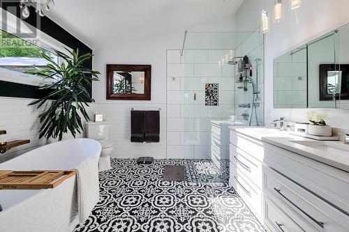 358 Old Guelph Road, Hamilton (Dundas), ON - Indoor Photo Showing Bathroom