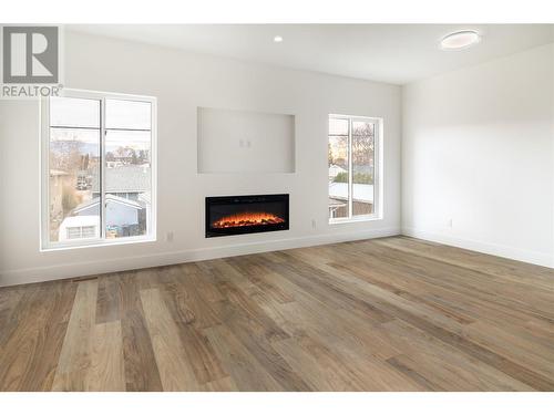 819 Stockwell Avenue Unit# 1, Kelowna, BC - Indoor Photo Showing Living Room With Fireplace