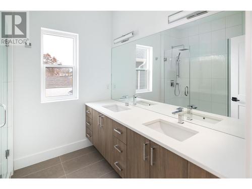 819 Stockwell Avenue Unit# 1, Kelowna, BC - Indoor Photo Showing Bathroom