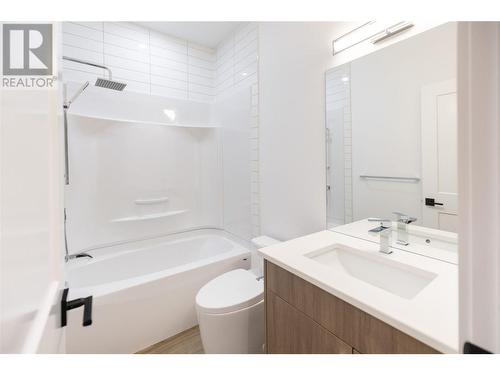 819 Stockwell Avenue Unit# 1, Kelowna, BC - Indoor Photo Showing Bathroom