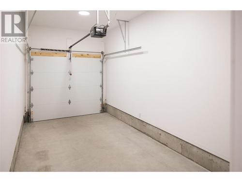 819 Stockwell Avenue Unit# 1, Kelowna, BC - Indoor Photo Showing Garage