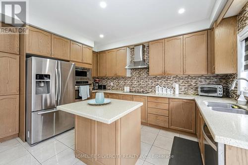 42 Levendale Court, Brampton (Bram East), ON - Indoor Photo Showing Kitchen With Double Sink With Upgraded Kitchen