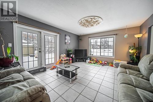 709 King  Street, Cranbrook, BC - Indoor Photo Showing Living Room