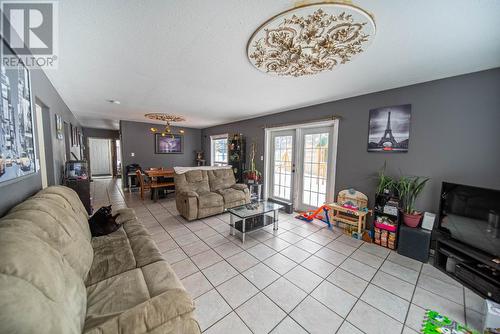 709 King  Street, Cranbrook, BC - Indoor Photo Showing Living Room