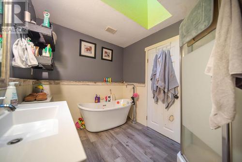 709 King  Street, Cranbrook, BC - Indoor Photo Showing Bathroom