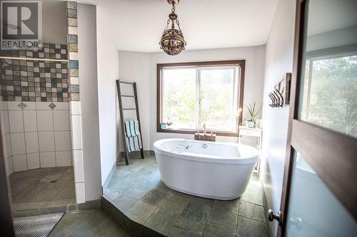 4377 Shuswap Road, Kamloops, BC - Indoor Photo Showing Bathroom