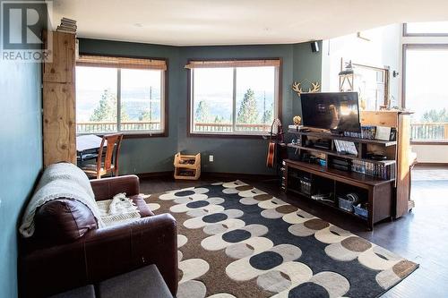 4377 Shuswap Road, Kamloops, BC - Indoor Photo Showing Living Room