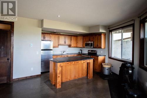 4377 Shuswap Road, Kamloops, BC - Indoor Photo Showing Kitchen