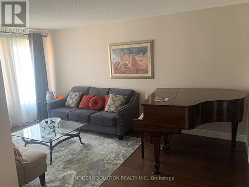 4428 Guildwood Way, Mississauga (Hurontario), ON - Indoor Photo Showing Living Room