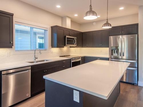 129-200 Grand Boulevard, Kamloops, BC - Indoor Photo Showing Kitchen With Double Sink With Upgraded Kitchen