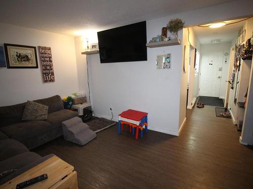 39-1697 Greenfield Ave, Kamloops, BC - Indoor Photo Showing Living Room