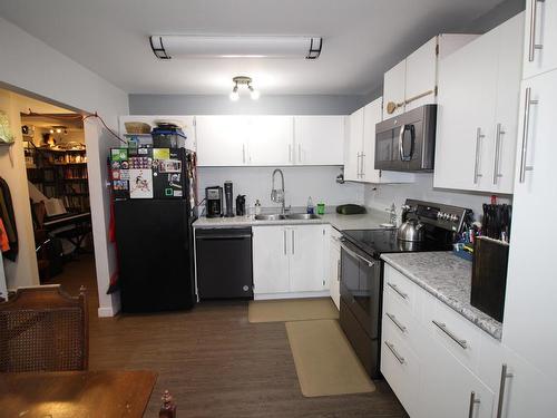 39-1697 Greenfield Ave, Kamloops, BC - Indoor Photo Showing Kitchen With Double Sink