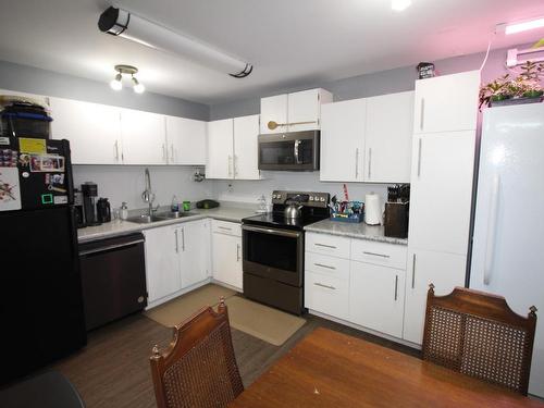 39-1697 Greenfield Ave, Kamloops, BC - Indoor Photo Showing Kitchen With Double Sink