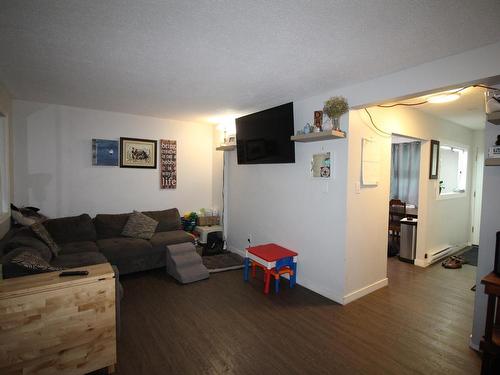 39-1697 Greenfield Ave, Kamloops, BC - Indoor Photo Showing Living Room