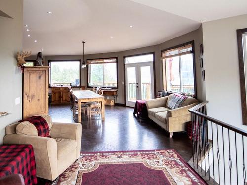 4377 Shuswap Rd, Kamloops, BC - Indoor Photo Showing Living Room