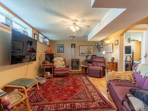 4088 Hills Frontage Rd, Cache Creek, BC - Indoor Photo Showing Living Room