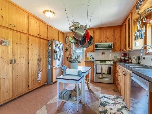 4088 Hills Frontage Rd, Cache Creek, BC - Indoor Photo Showing Kitchen With Double Sink