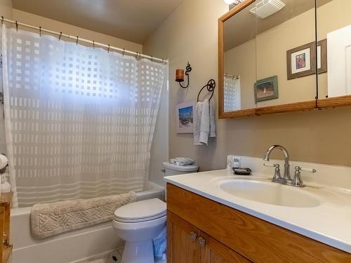 4088 Hills Frontage Rd, Cache Creek, BC - Indoor Photo Showing Bathroom