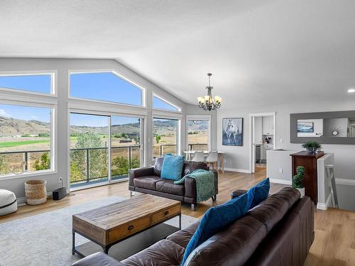 5852 Rodeo Drive, Kamloops, BC - Indoor Photo Showing Living Room