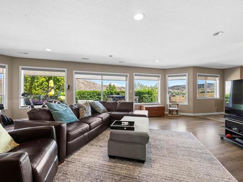 5852 Rodeo Drive, Kamloops, BC - Indoor Photo Showing Living Room