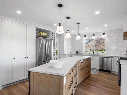 5852 Rodeo Drive, Kamloops, BC - Indoor Photo Showing Kitchen With Upgraded Kitchen