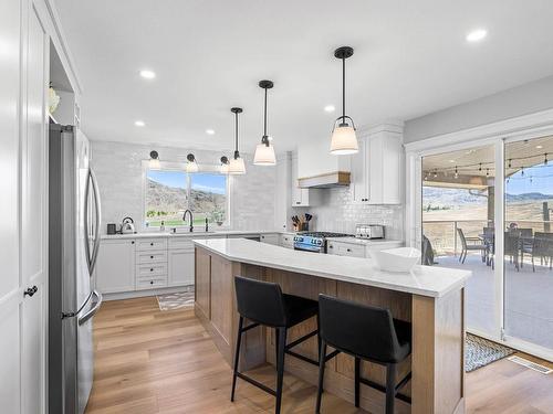 5852 Rodeo Drive, Kamloops, BC - Indoor Photo Showing Kitchen With Upgraded Kitchen