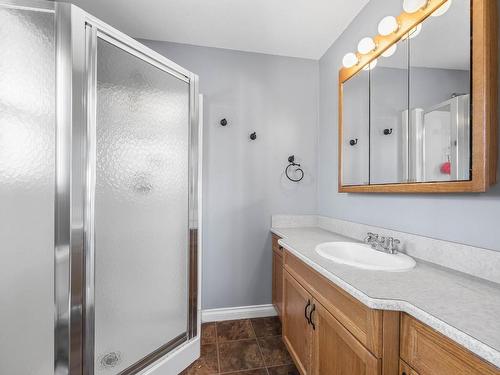 5852 Rodeo Drive, Kamloops, BC - Indoor Photo Showing Bathroom