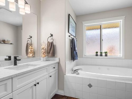 5852 Rodeo Drive, Kamloops, BC - Indoor Photo Showing Bathroom