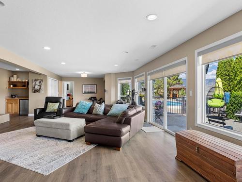 5852 Rodeo Drive, Kamloops, BC - Indoor Photo Showing Living Room