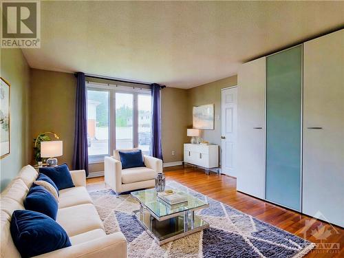 1295 Ledbury Avenue Unit#10, Ottawa, ON - Indoor Photo Showing Living Room