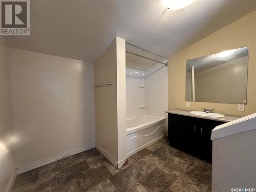 619 L Avenue S, Saskatoon, SK - Indoor Photo Showing Bathroom