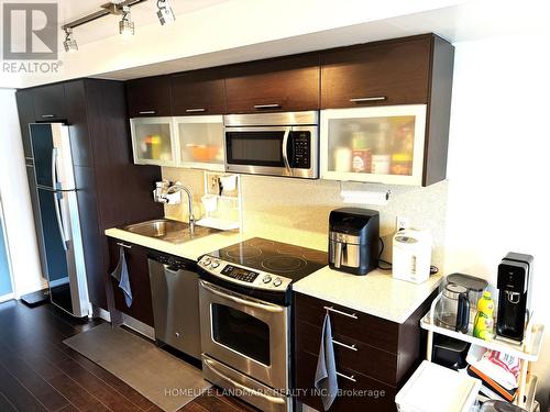 2409 - 386 Yonge Street, Toronto (Bay Street Corridor), ON - Indoor Photo Showing Kitchen With Upgraded Kitchen