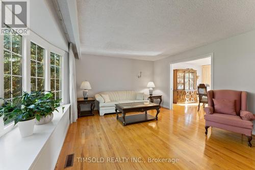 32 Addington Square, Markham, ON - Indoor Photo Showing Living Room