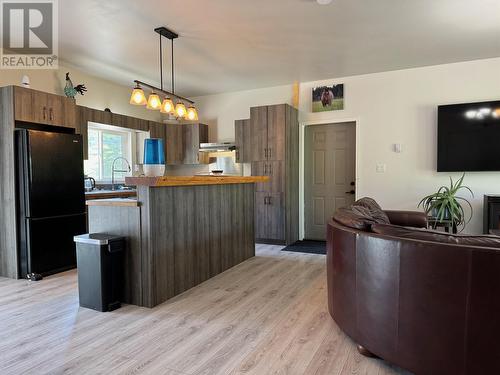 5289 Dawson Road, 100 Mile House, BC - Indoor Photo Showing Kitchen