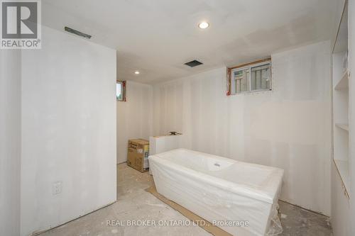 196 Grove Park Drive, Burlington (Lasalle), ON - Indoor Photo Showing Bathroom