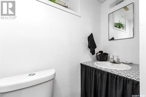 1218 1St Avenue Nw, Moose Jaw, SK - Indoor Photo Showing Bathroom