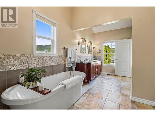 2726 Golf Course Drive, Blind Bay, BC - Indoor Photo Showing Bathroom