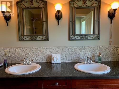 2726 Golf Course Drive, Blind Bay, BC - Indoor Photo Showing Bathroom