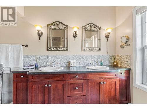 2726 Golf Course Drive, Blind Bay, BC - Indoor Photo Showing Bathroom