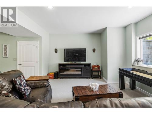 2726 Golf Course Drive, Blind Bay, BC - Indoor Photo Showing Living Room