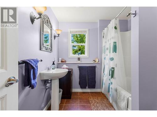 Full 4 pc Bath on lower level. - 2726 Golf Course Drive, Blind Bay, BC - Indoor Photo Showing Bathroom