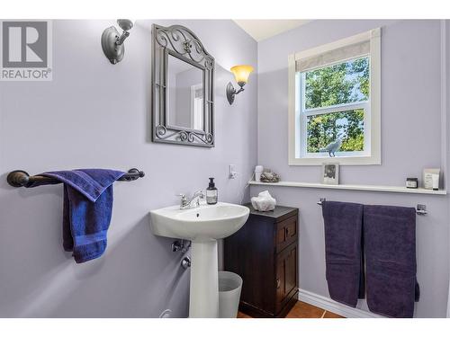 2726 Golf Course Drive, Blind Bay, BC - Indoor Photo Showing Bathroom