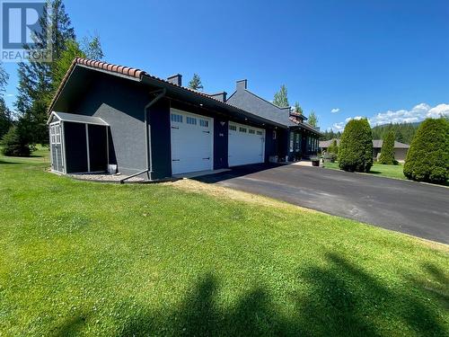 Paved driveway serves garages - 2726 Golf Course Drive, Blind Bay, BC - Outdoor