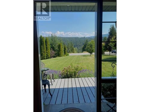 Expansive front lawn gives privacy from the street. - 2726 Golf Course Drive, Blind Bay, BC - Outdoor