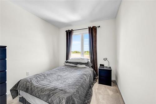 72 Sunset Way, Thorold, ON - Indoor Photo Showing Bedroom