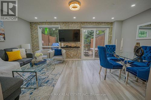 92 Highland Crescent, Kitchener, ON - Indoor Photo Showing Living Room