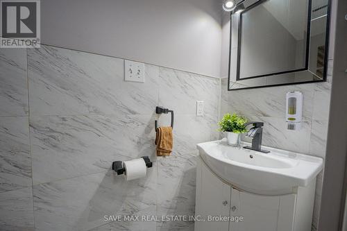 92 Highland Crescent, Kitchener, ON - Indoor Photo Showing Bathroom