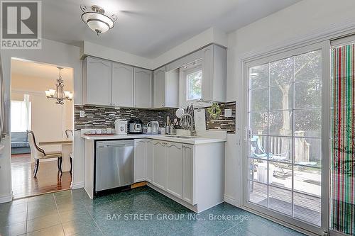 618 Crimson Crescent, Oshawa (Mclaughlin), ON - Indoor Photo Showing Kitchen