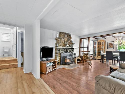 Salon - 10480 Route 125, Chertsey, QC - Indoor Photo Showing Living Room With Fireplace